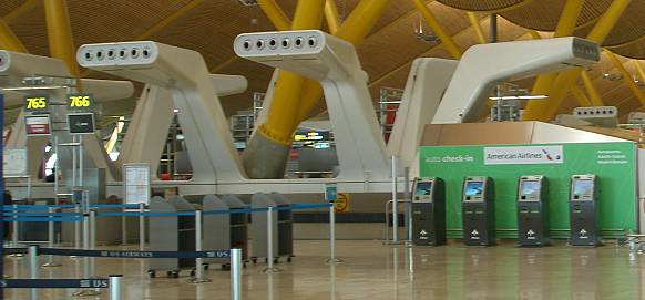 Mostradores auto-check-in American Airlines en el aeropuerto Madrid Barajas