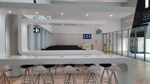 Tomas eléctricas y de USB y de un espacio con mesas de trabajo