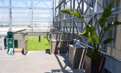 terraza al aire libre para mascotas en el aeropuerto de Barcelona Zona para mascotas en el aeropuerto de Barcelona