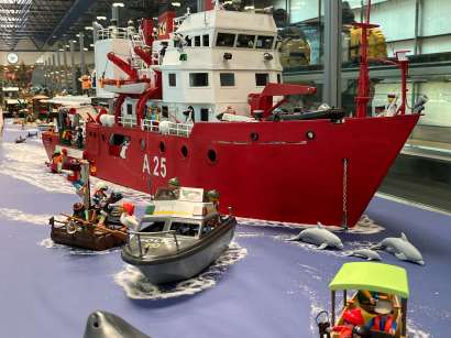Diorama de escenas en el mar con figuras de juguete de Playmobil