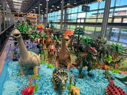 Diorama de la era de los dinosaurios con figuras de juguete de Playmobil