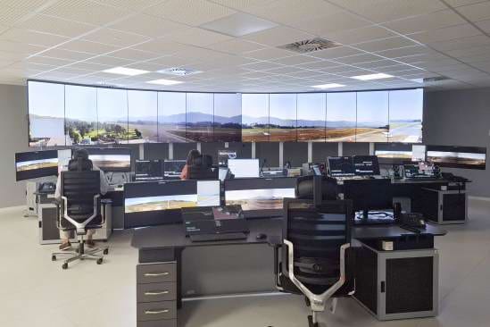 Torre digital con cámaras, micrófonos y sensores que otorgan una visión total a los controladores
