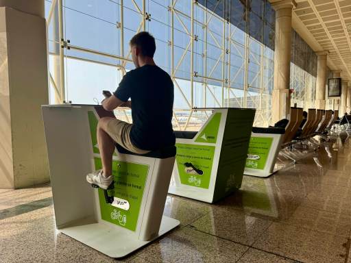 estación de bicicletas de recarga con energía cinética ubicada en la Terminal T2