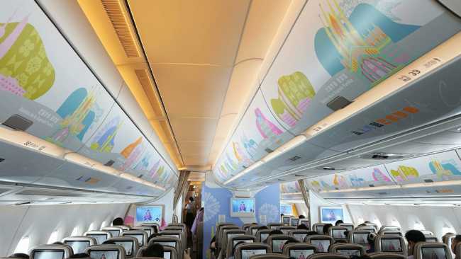 Interior de uno de los Airbus A350-900 con temática sobre la ciudad de Barcelona de la aerolínea China Eastern