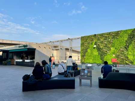 Jardines verticales en el aeropuerto de Barcelona