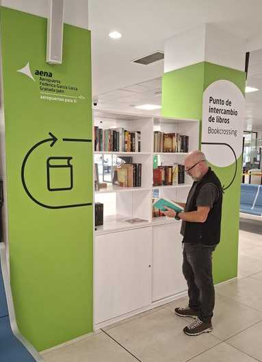 punto de intercambio de libros ubicado en las zonas de embarque del FGL Granada-Jaén